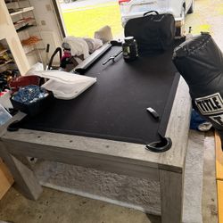 Billiard table brunswick, with four cues and a complete set of balls.