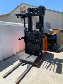 2021 doosan order picker forklift(low hours)