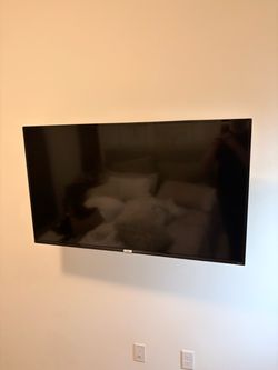TCL flat screen Tv 50” w/ swivel bracket