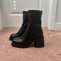 ALDO black faux leather ankle high boots in a size women’s 7.5