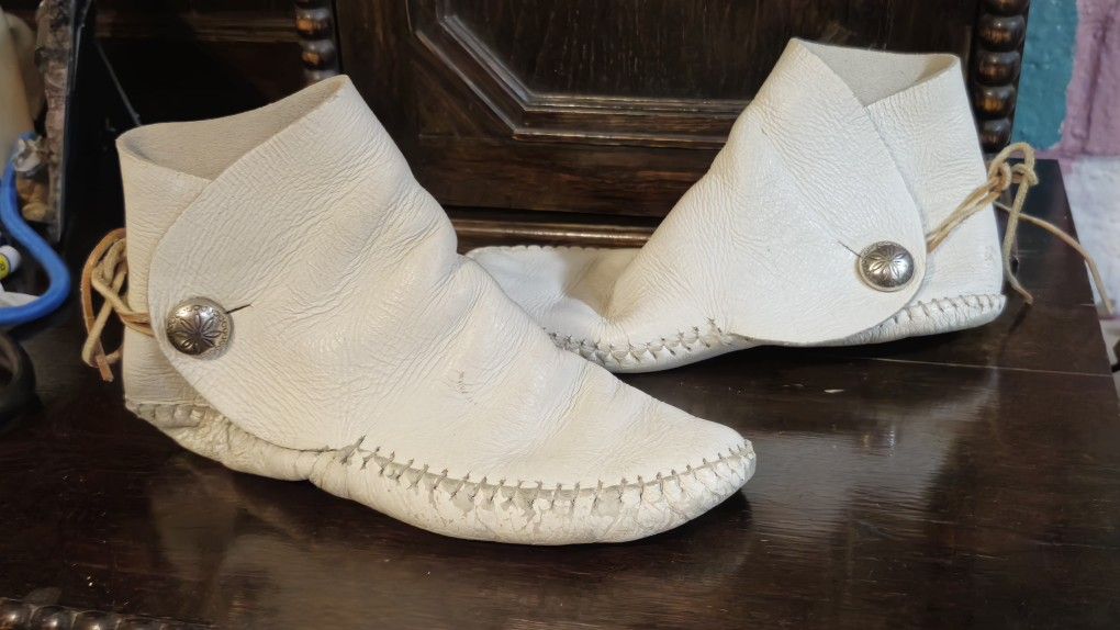 Vtg Women's Taos White Leather Mocassins 