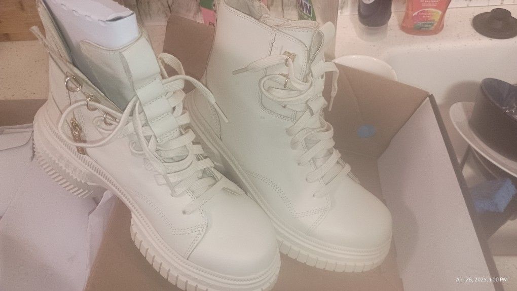 Woman's Sorel White Boots 8'5