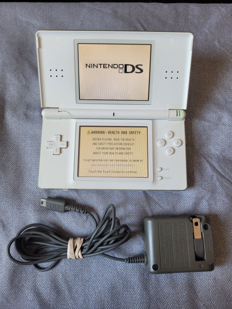 Nintendo DS Lite Handheld Console Polar White + DS Lite Nintendo Charger
