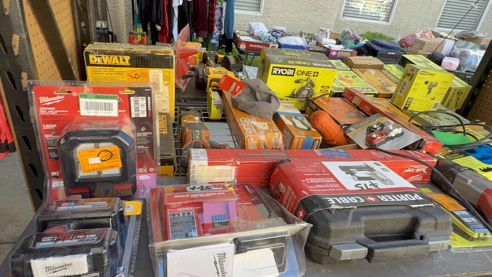 Venta de yarda! April 10-12