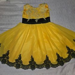 Like new. Girls Yellow & Black Lace Ball Gown Party Dance Dress. Long 30", Chest 22", Waist 22". 