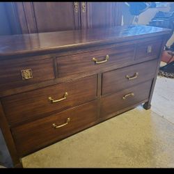 Solid Wood Dresser with Brass Hardware – Classic & Spacious!