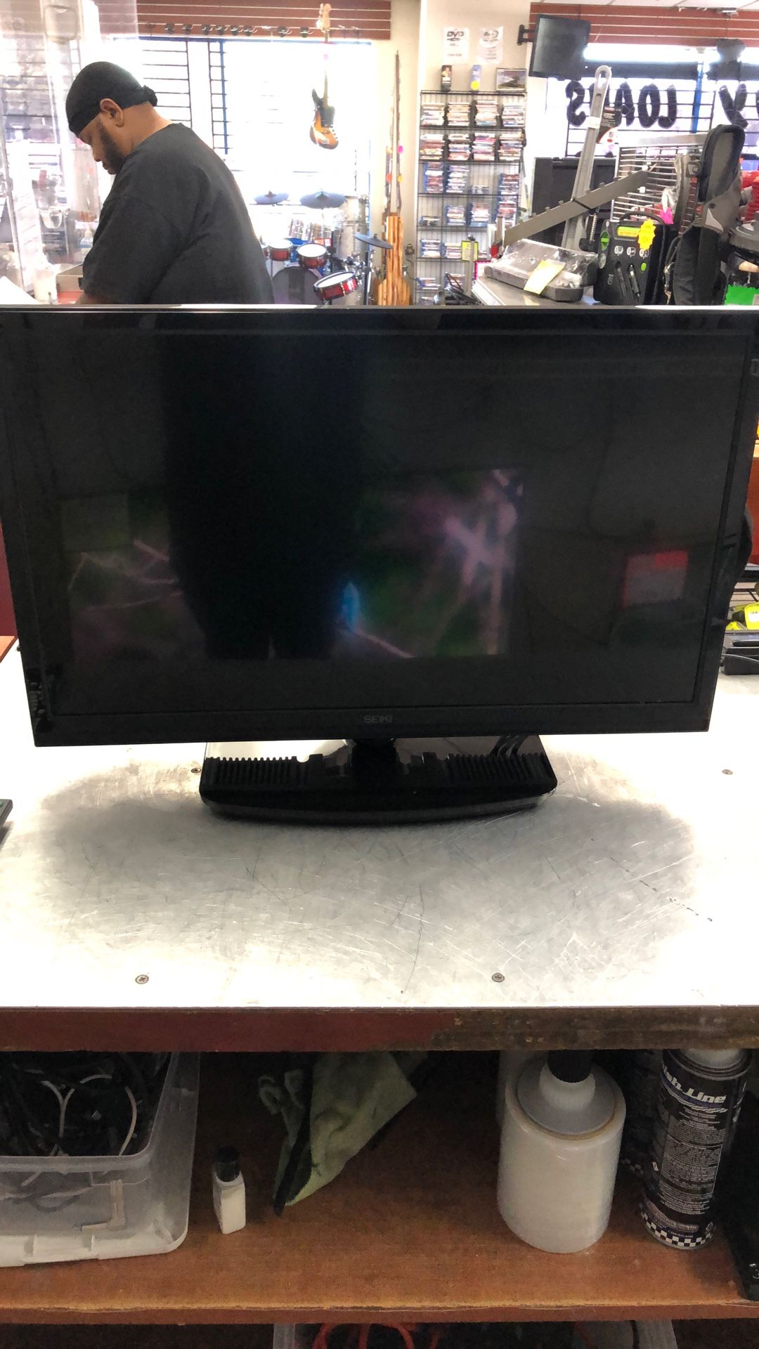 96091 Seiki Se26hq02 26” 720p Non Smart Tv W/ Stand, Remote 584392