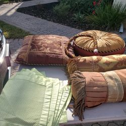 Many Comforters And Pillows  Sets King.