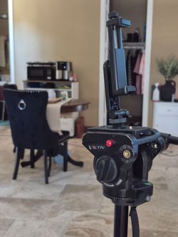 Victiv tripod with smooth fuid head