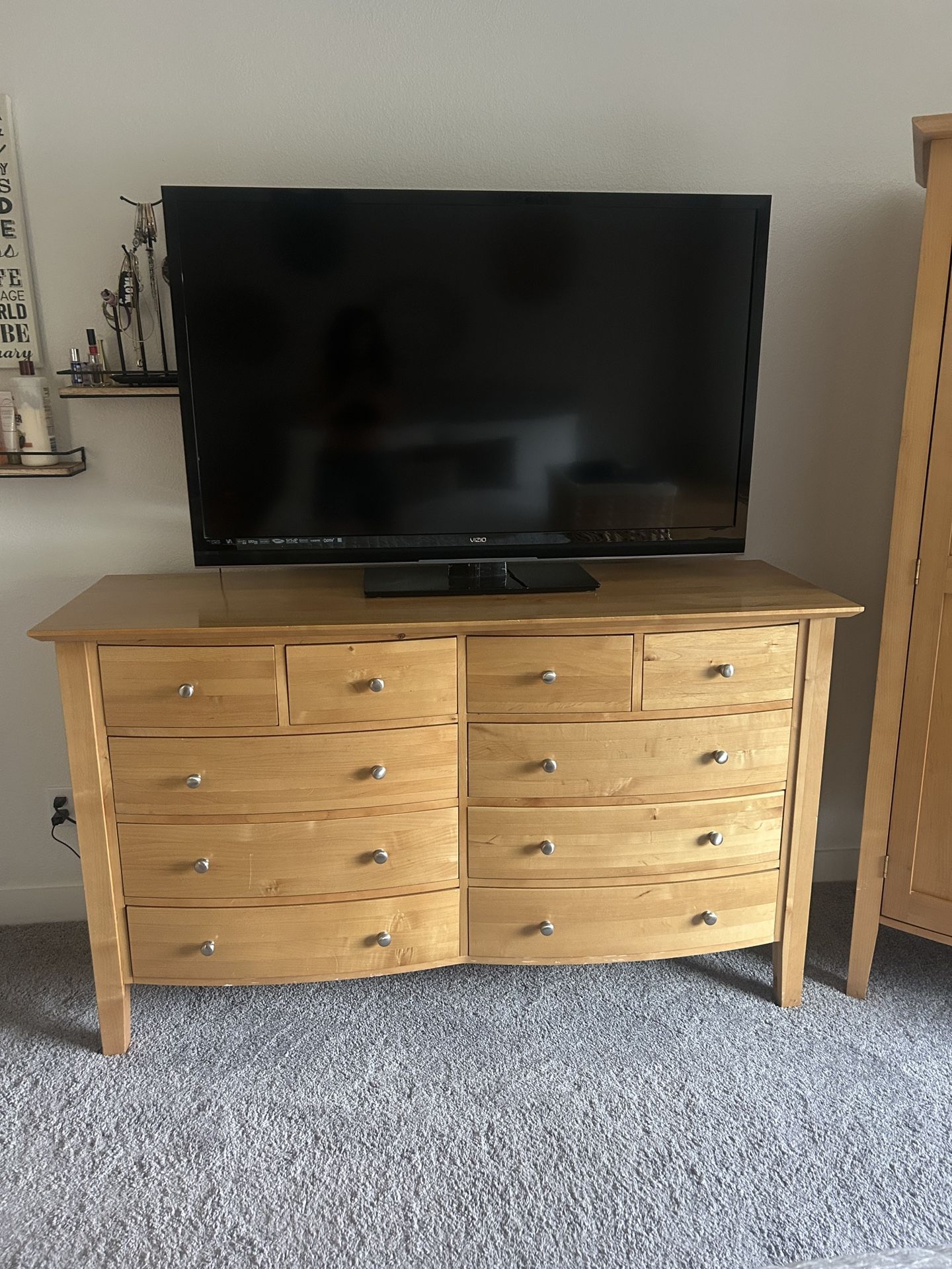 Beautifully Gently Used Bedroom Set 
