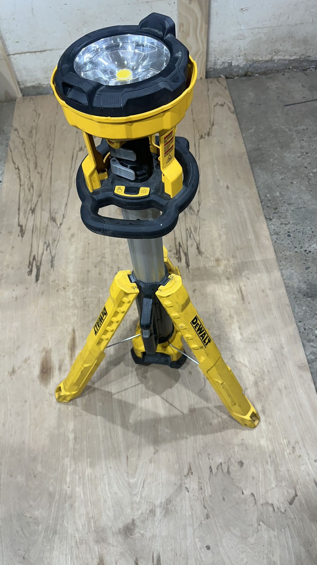DEWALT 20V MAX 3000-Lumen Adjustable LED Tripod Light