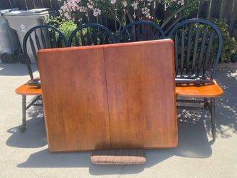 Beautiful Dining Room table with 4 chairs