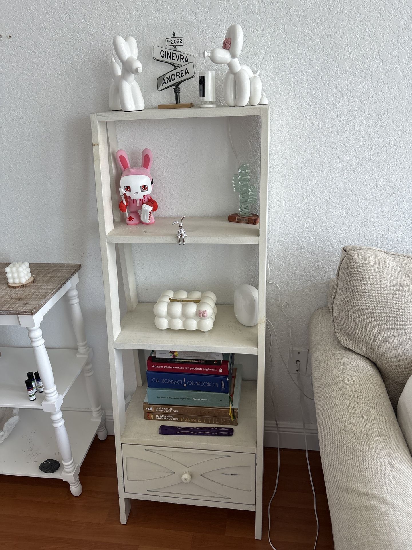 ⸻ Charming White Wooden Bookshelf with Drawer - Vintage Style