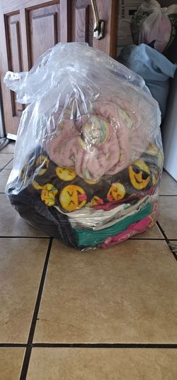 Ropa de niña  de 8 años  y de 4 años  y unas sombrillas de niña  y  niño  todo gratis