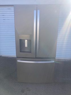 GE Fresh Door 22.1 cu. ft. Counter-Depth Stainless Steel Slate Refrigerator in good, clean, and nice condition. One month warranty. Delivery available