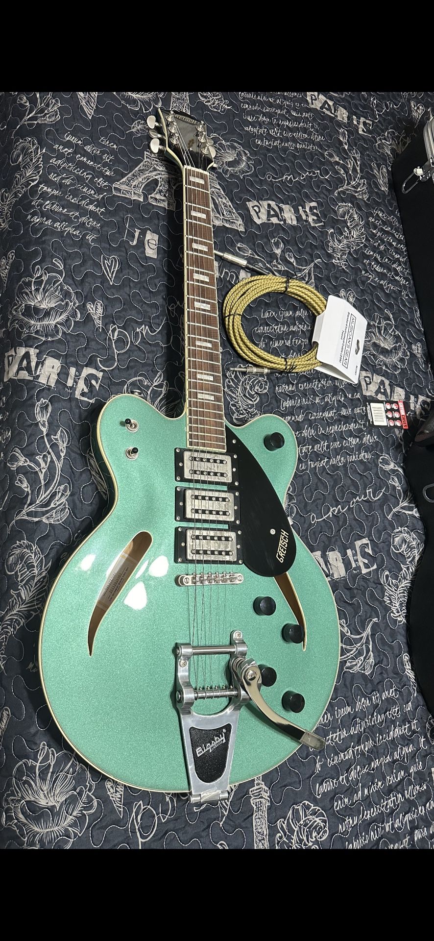 Guitarra Electrica “ GretscH “ Semi Nueva ( Like New) En Excelente Condición. Incluye Cable Nuevo Y Case “ Gator “ Nuevo