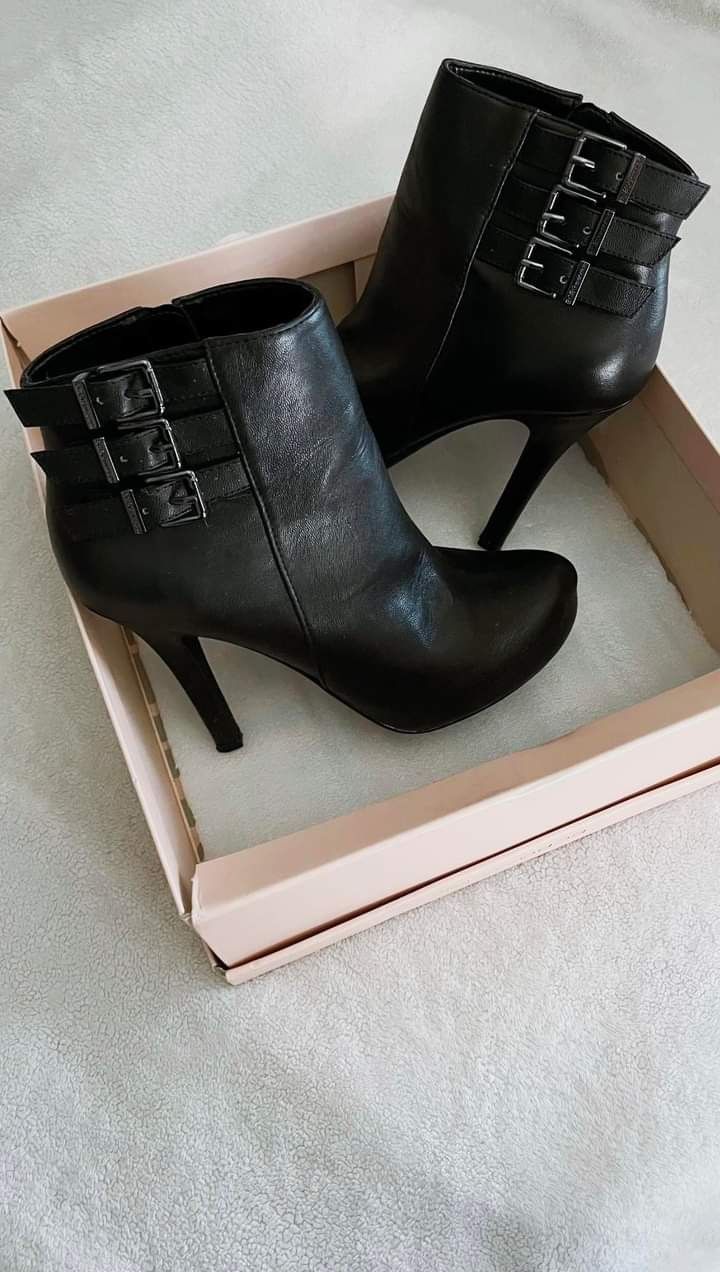 Nice high women’s boots size (6) only $25