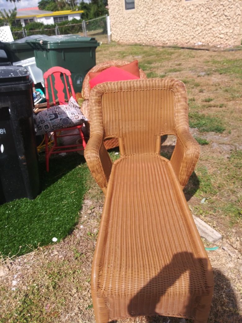 Lounger outdoor wicker paid 300 sac 125