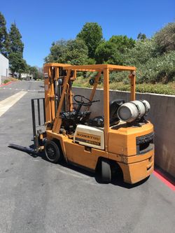 Komatsu  5,000 lb.  Fork lift FG25S-4