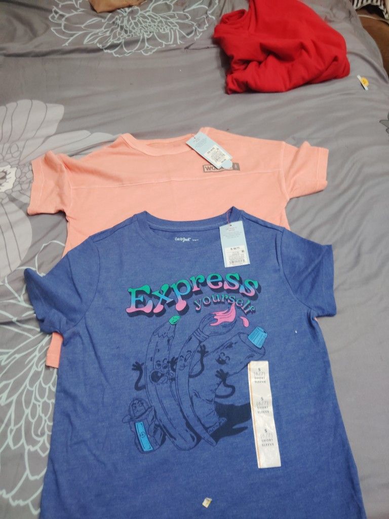 son camisas de niño son nuevas son de Target son a $8 cada una pero yo los voy a dar dos por 10