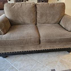  Loveseat 