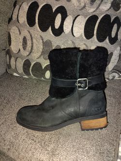 Women's Uggs Size 7
