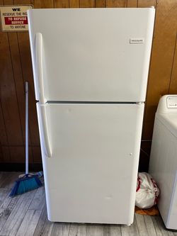 FRIGIDAIRE TOP AND BOTTOM APARTMENT SIZE FRIDGE BRAND NEW OPEN BOX