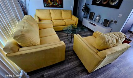 Like new! Beautiful and elegant 3-piece sofa set, 100% microfiber, color (Butterfly Marigold). Model: FORTUNA (70540-03). It's a classic Palliser desi