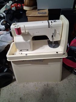 Maquina para coser ropa trabando bien