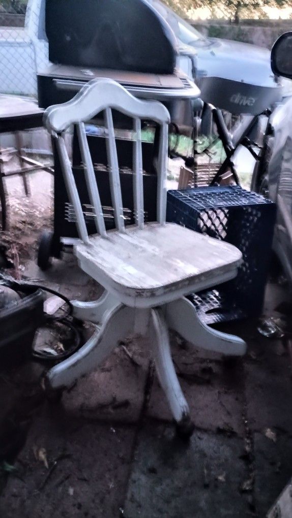 VINTAGE OLD SWIVEL CHAIR SPINNING CHAIR WITH WHEELS AND REMOVABLE TOP OLD WOOD AND NEW METAL.
