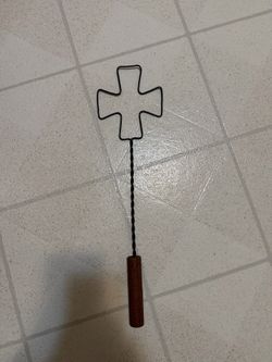 Vintage Wire Rug Beater Maltese or German Cross Design with Wood Handle