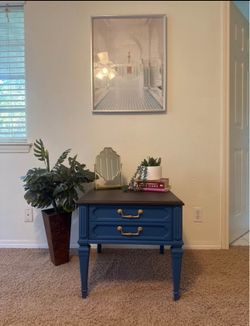 Accent table/side table