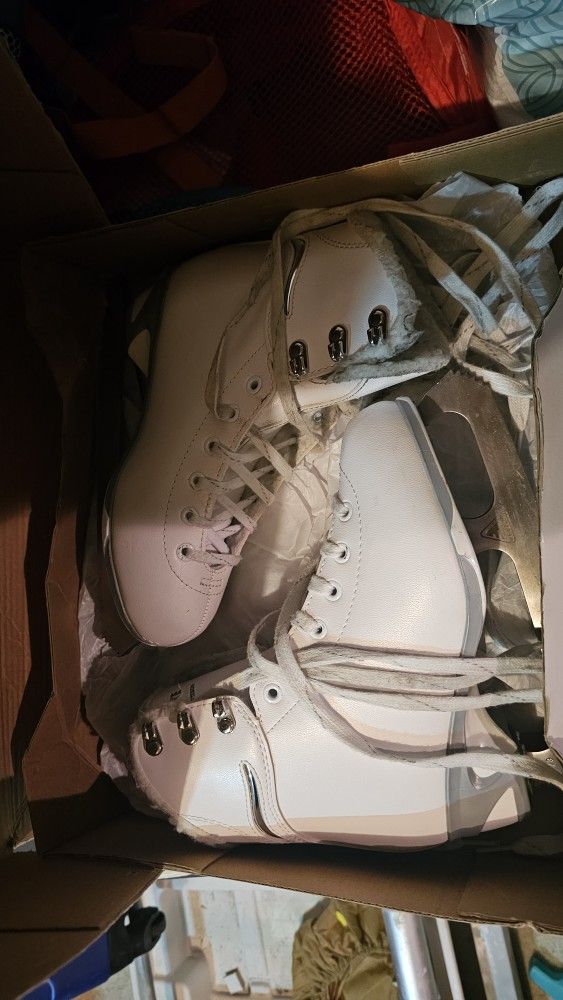 Ice Skates Big GIRLS 2 or WOMEN 4 (34.5 European)