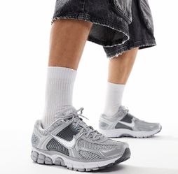 Nike Vomero 5 Grey size 8 women
