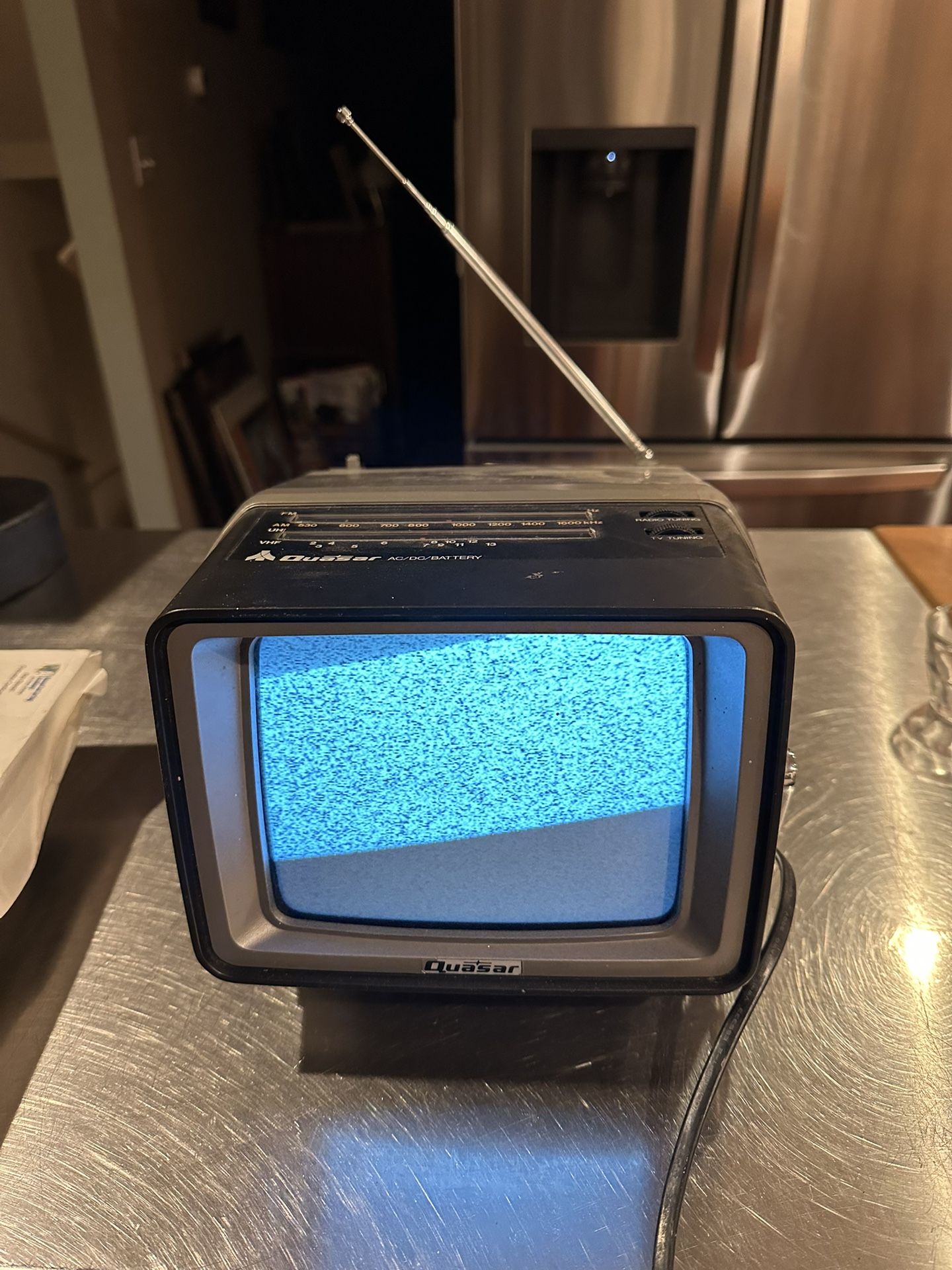 quasar xp1774sj 7in crt tv works! Cool!