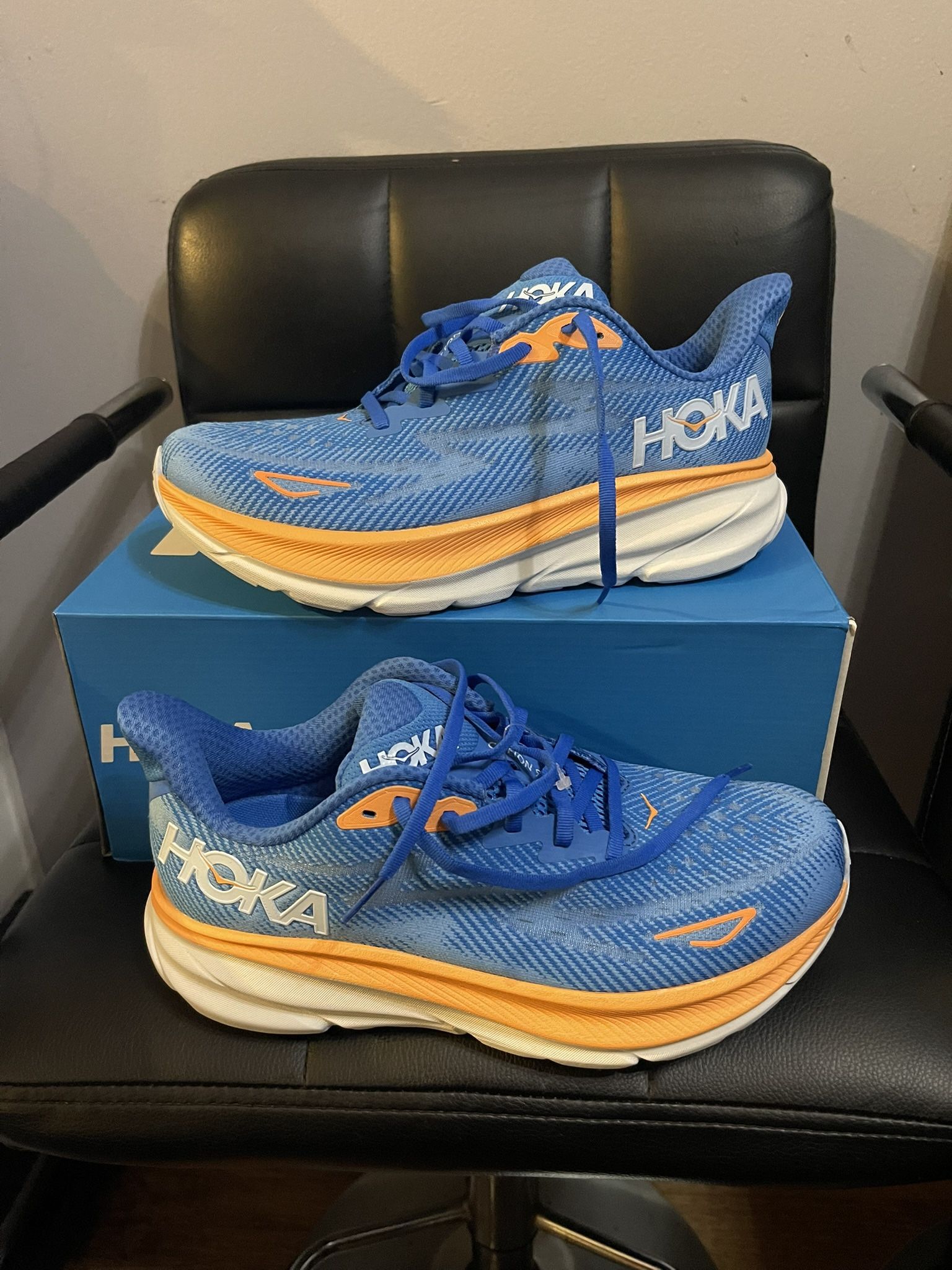 Hoka Clifton 9/ Size 9D Men display picture 2