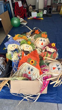 3 standing, 4 yard scarecrows + 1 door decor