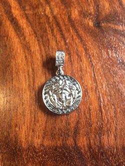 Medusa pendant plus chain