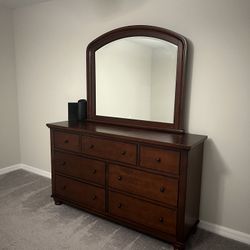 Dresser With Mirror