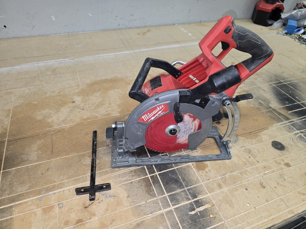 M18 FUEL 18V Lithium-Ion Cordless 7-1/4 in. Rear Handle Circular Saw