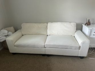 Couch in brand new condition,no stains no rips,it’s in guest room so it has never been used.