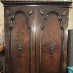 Louis XV style with carved oak - 2 Door Cabinet