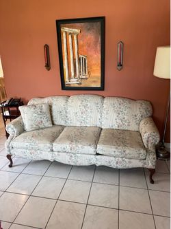 Living room sofa and chairs, very good condition