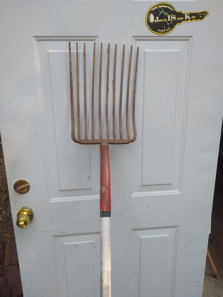 LONG. HANDLE 10 TINE FORK. 40 BUCKS