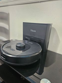 Black Robotic Vacuum Cleaner Tikom L8000 Plus