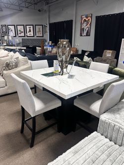 Stunning dining table set! $899 🤍🔥