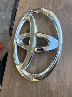 Front grill Emblem 2023 Toyota tundra sr5