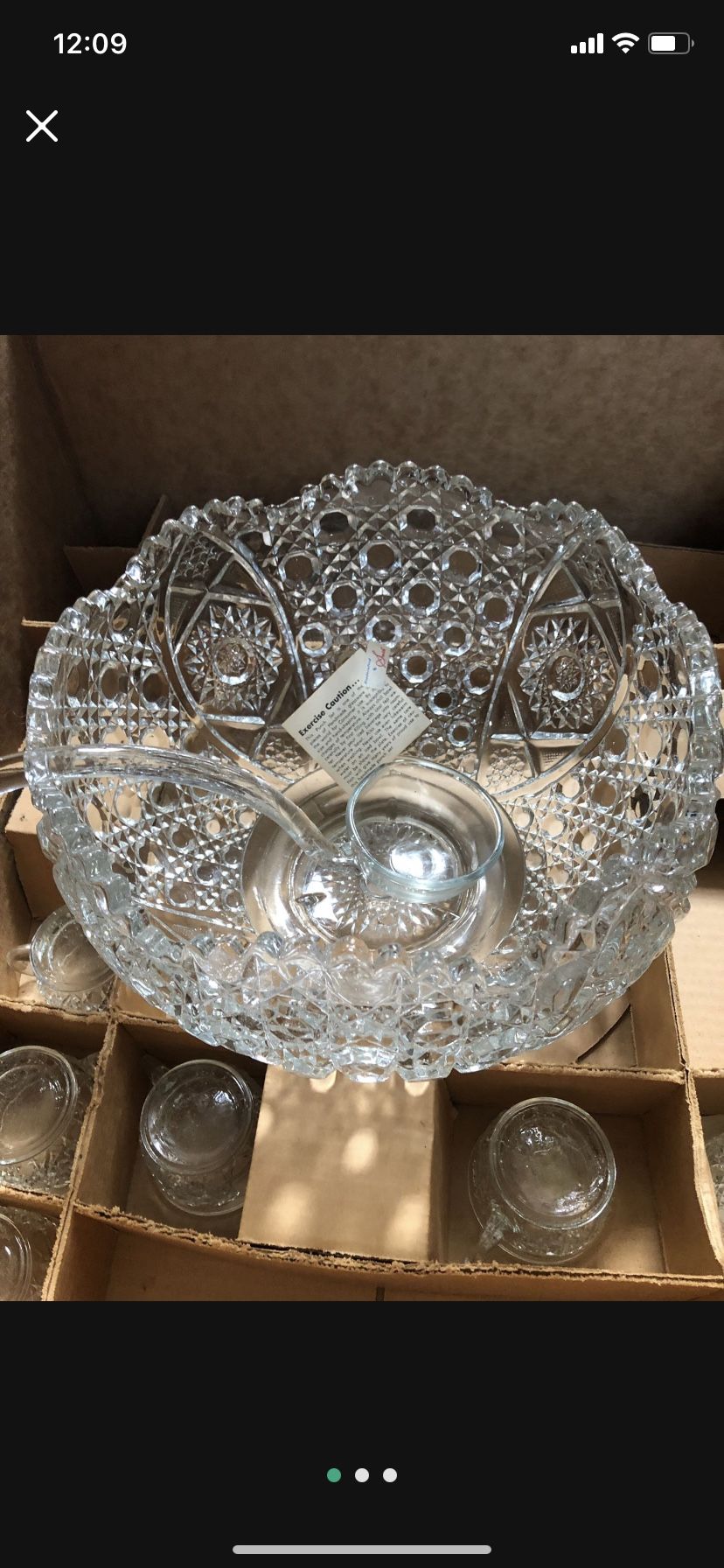 Vintage Smith Glass daisy and button punch bowl set. Original packaging and box. Excellent condition. Punch bowl. Underplate. Ladle. 10 cups.