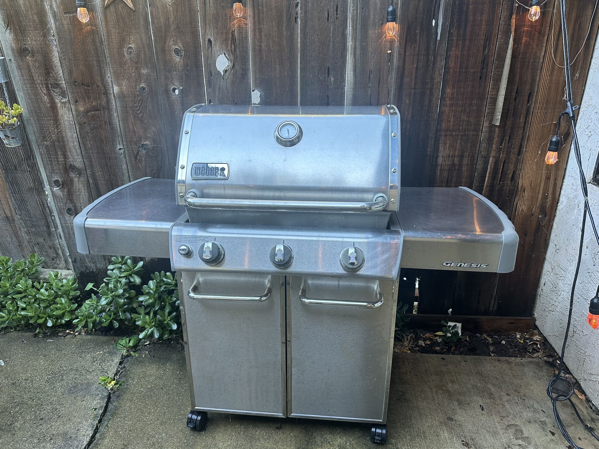 Weber propane grill 2 Full Propane Tanks