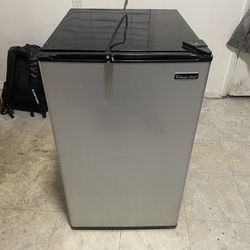 Magic Chef Compact Mini Refrigerator with Freezer 